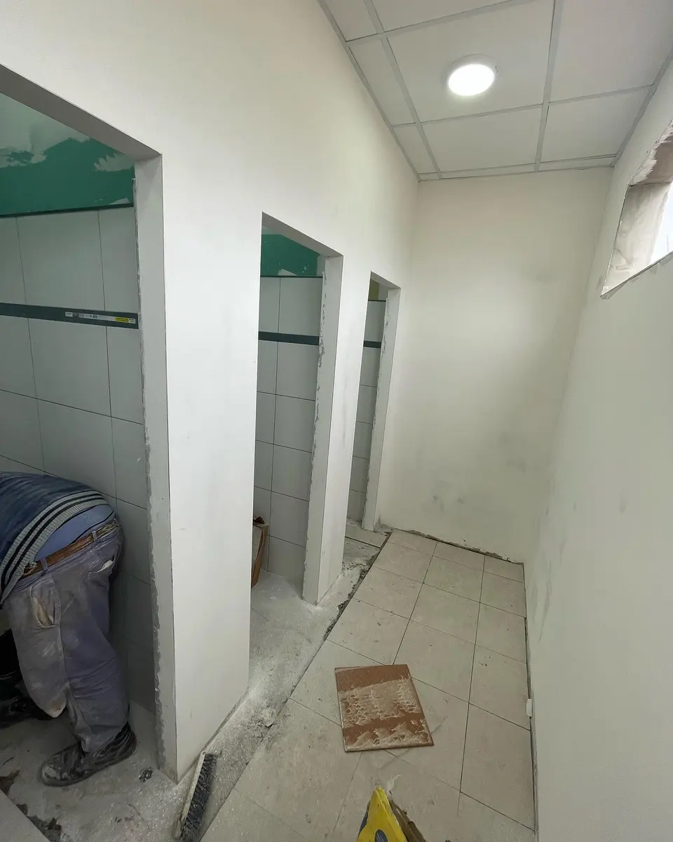 Baños del Parque del Fútbol con tabiques sanitarios grafito (foto 4 de 6)