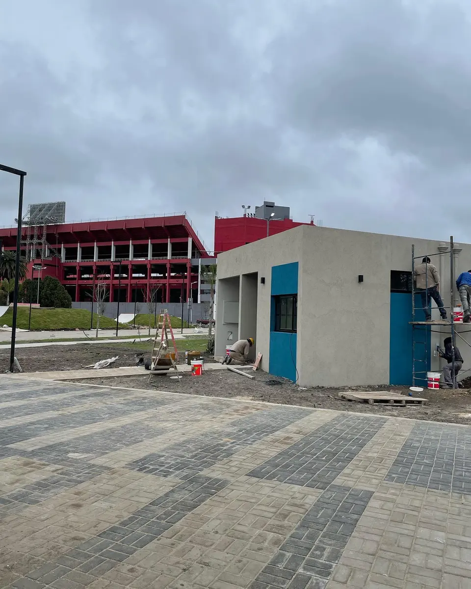 Baños del Parque del Fútbol con tabiques sanitarios grafito (foto 5 de 6)