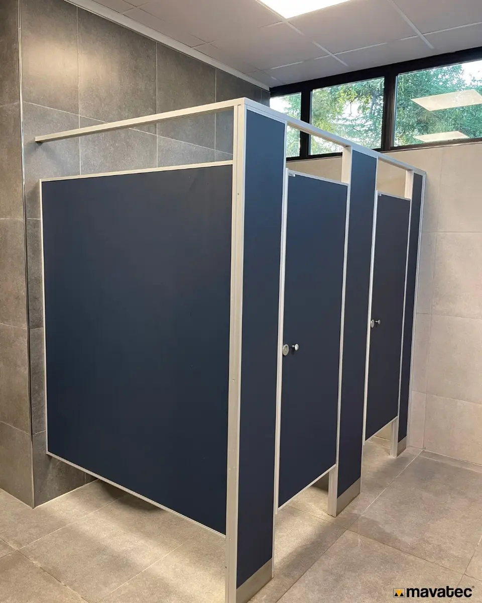 Baños del club Regatas Bella Vista con tabiques sanitarios azules (foto 1 de 6)