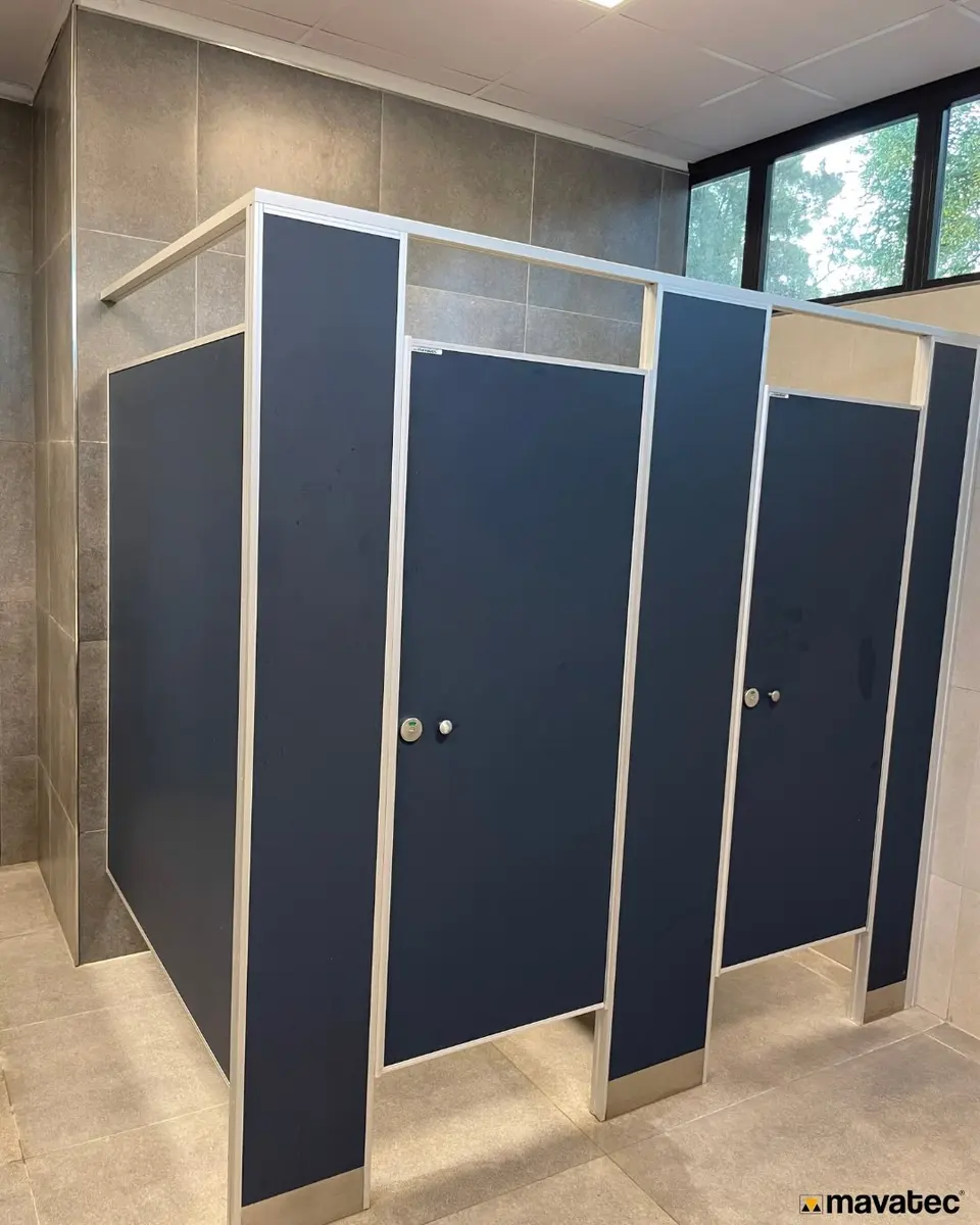 Baños del club Regatas Bella Vista con tabiques sanitarios azules (foto 3 de 6)