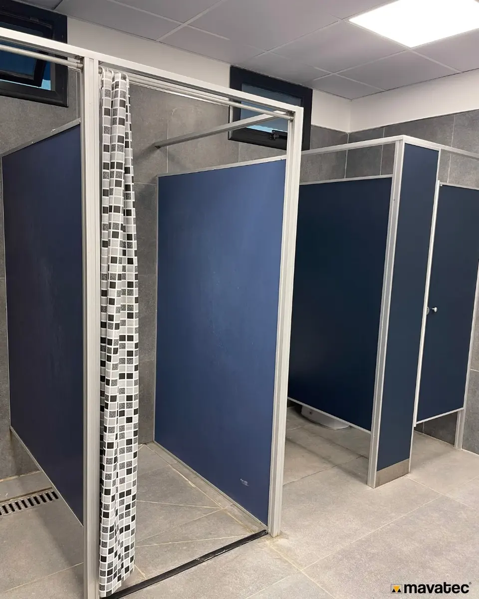 Baños del club Regatas Bella Vista con tabiques sanitarios azules (foto 4 de 6)