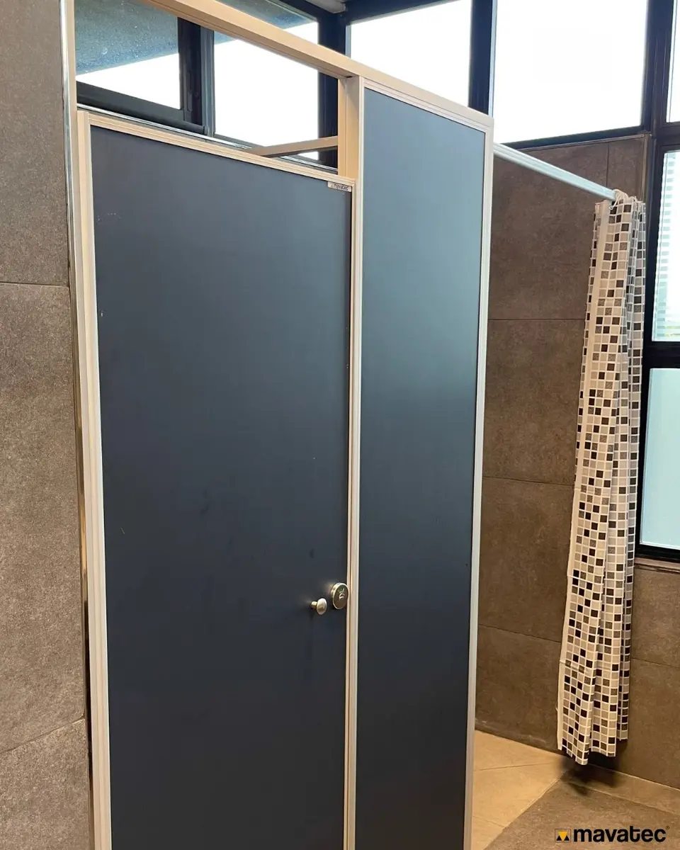 Baños del club Regatas Bella Vista con tabiques sanitarios azules (foto 5 de 6)