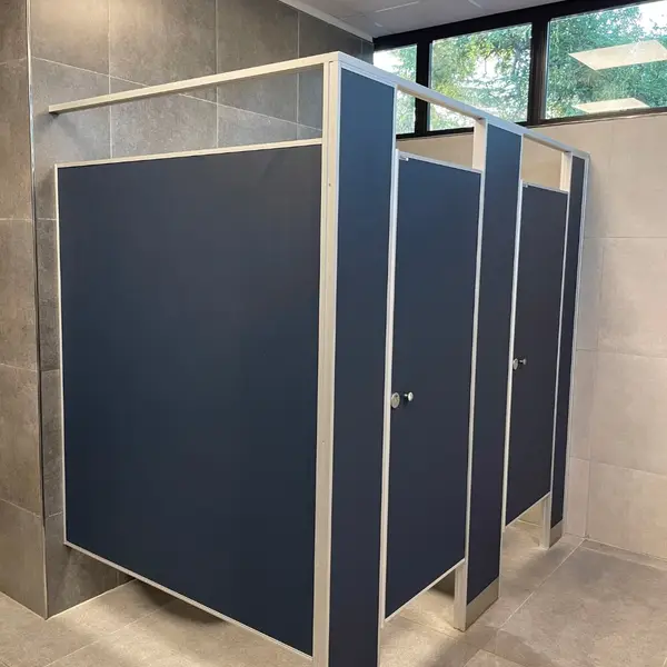 Baños del club Regatas Bella Vista con tabiques sanitarios azules