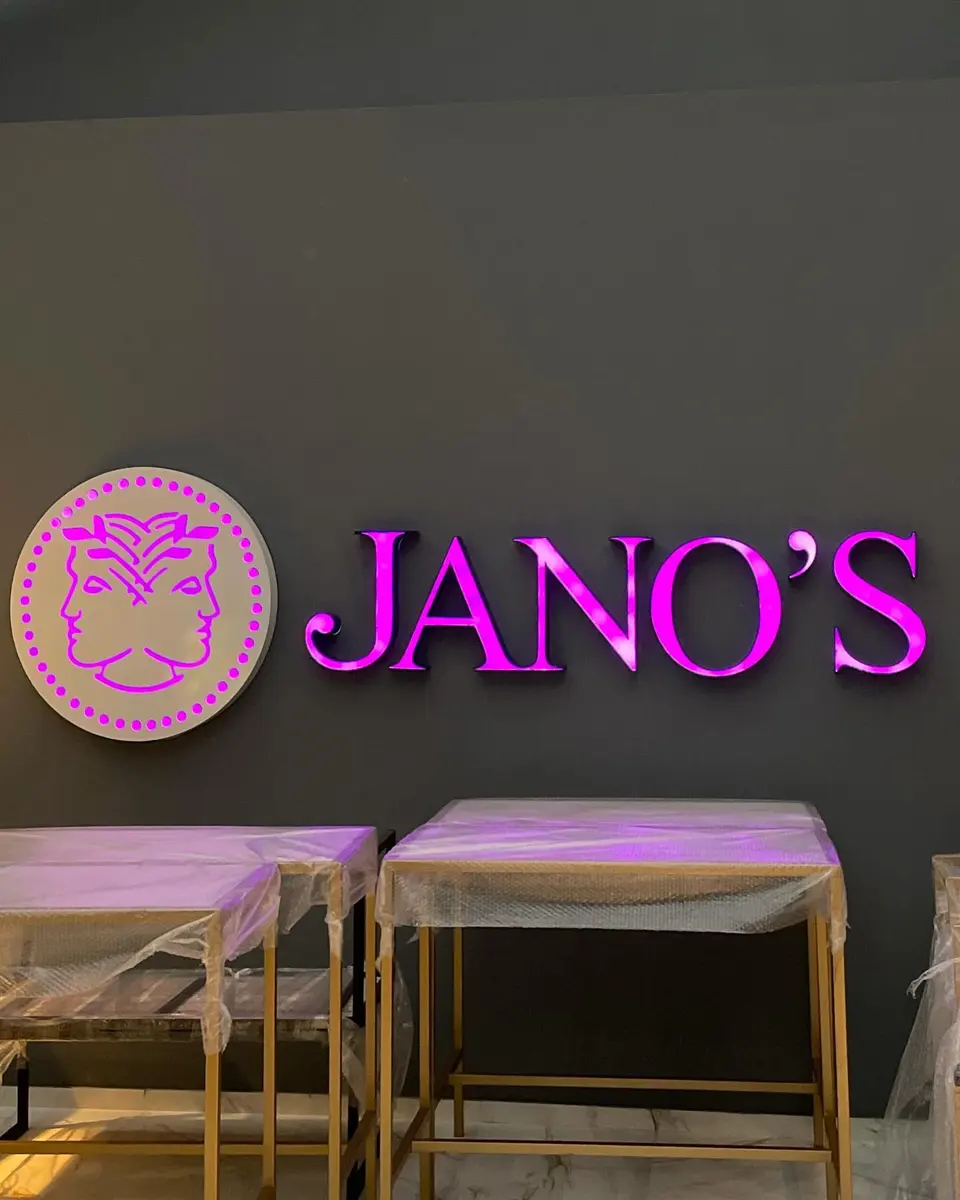 Baños de un salón en San Telmo con tabiques sanitarios gris ceniza (foto 3 de 3)