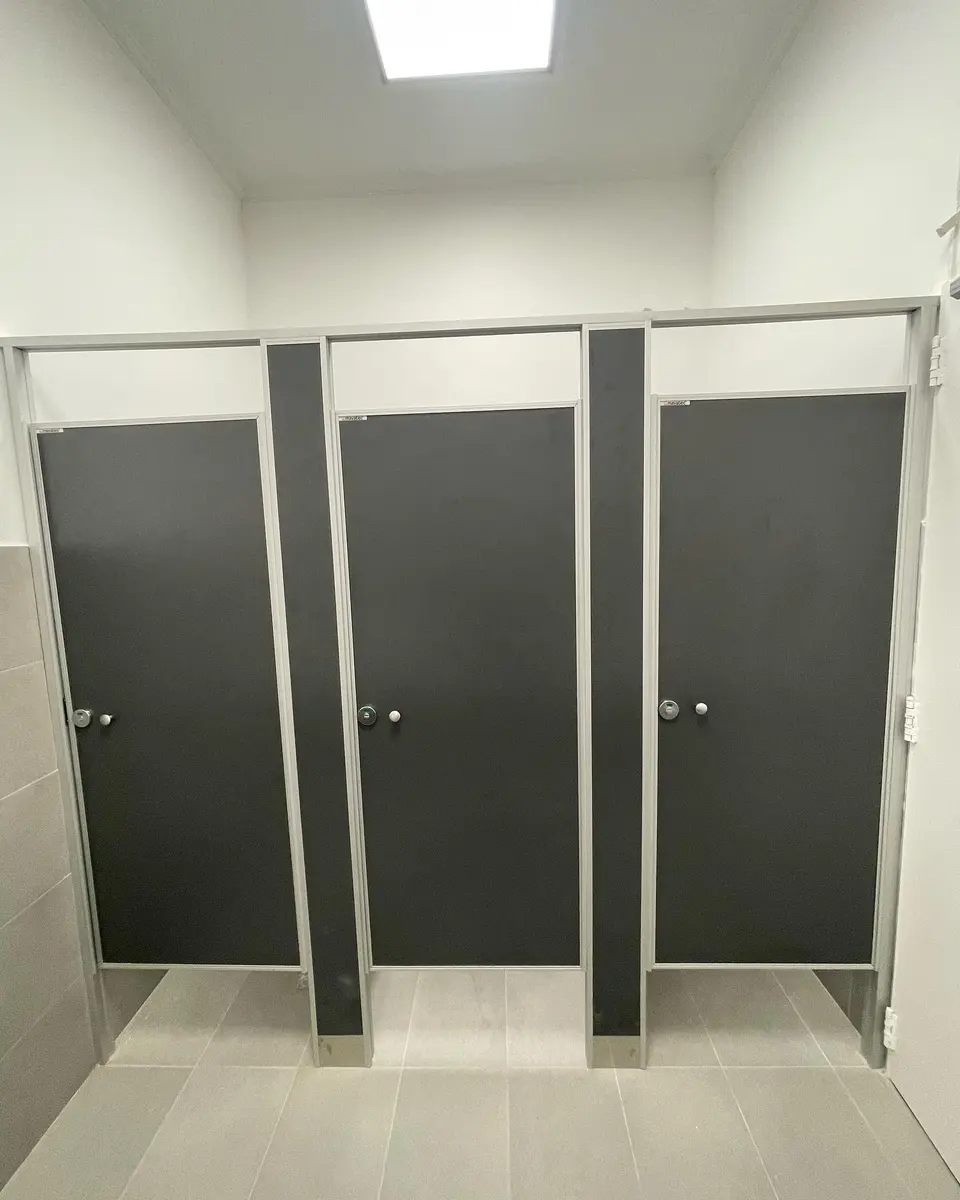 Baños de St. John's School con tabiques sanitarios de placa oscura (foto 1 de 10)