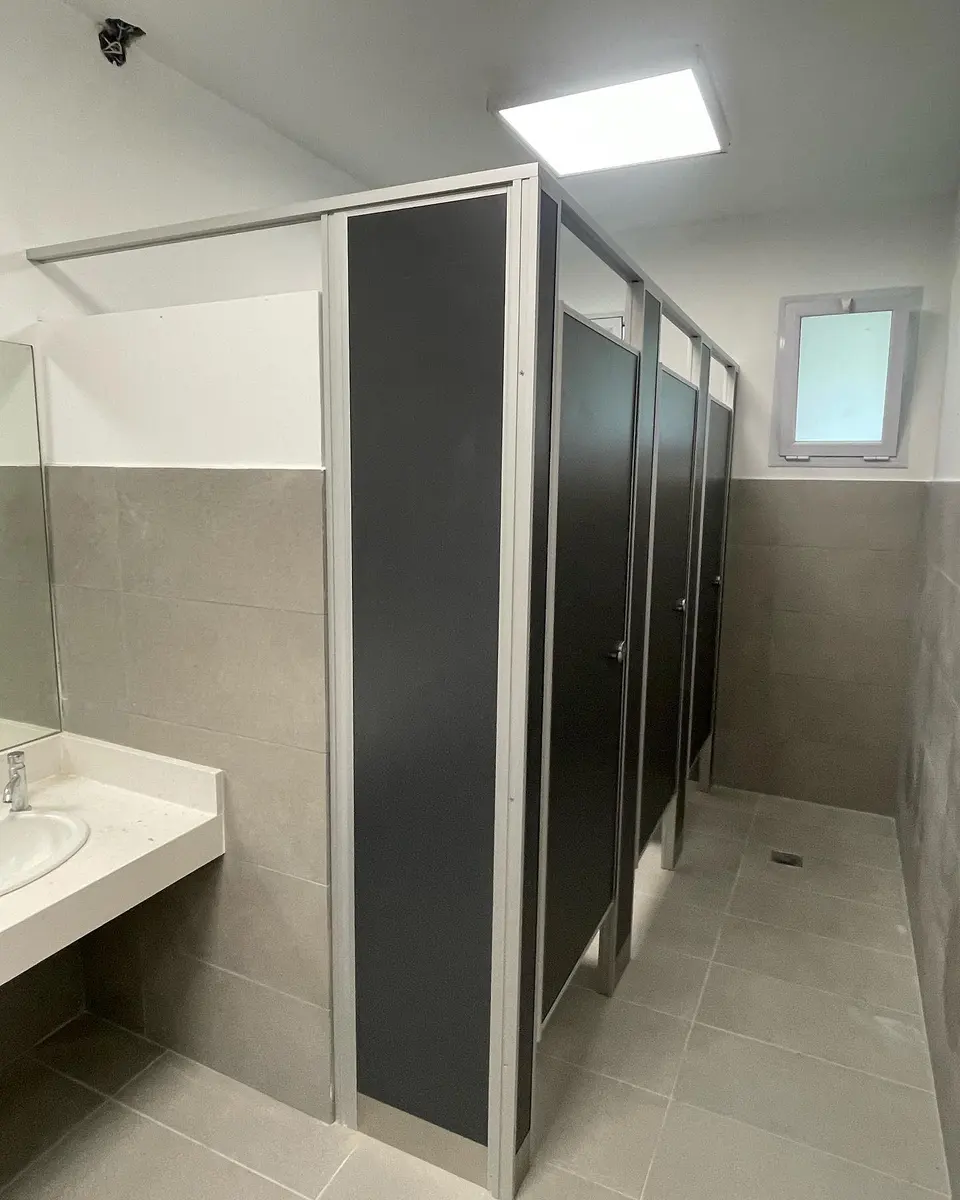 Baños de St. John's School con tabiques sanitarios de placa oscura (foto 2 de 10)