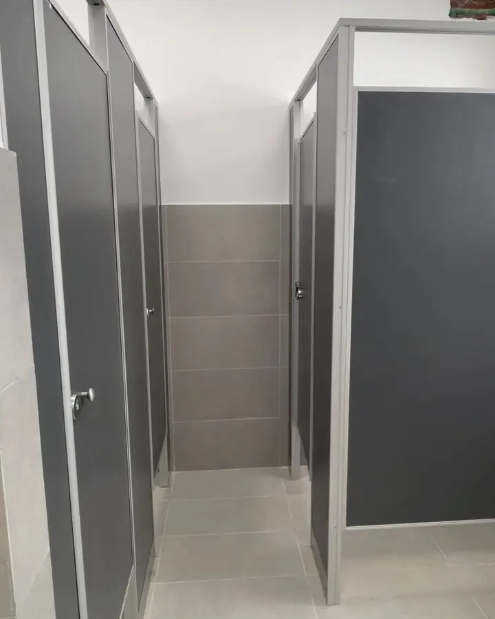 Baños de St. John's School con tabiques sanitarios de placa oscura (foto 5 de 10)
