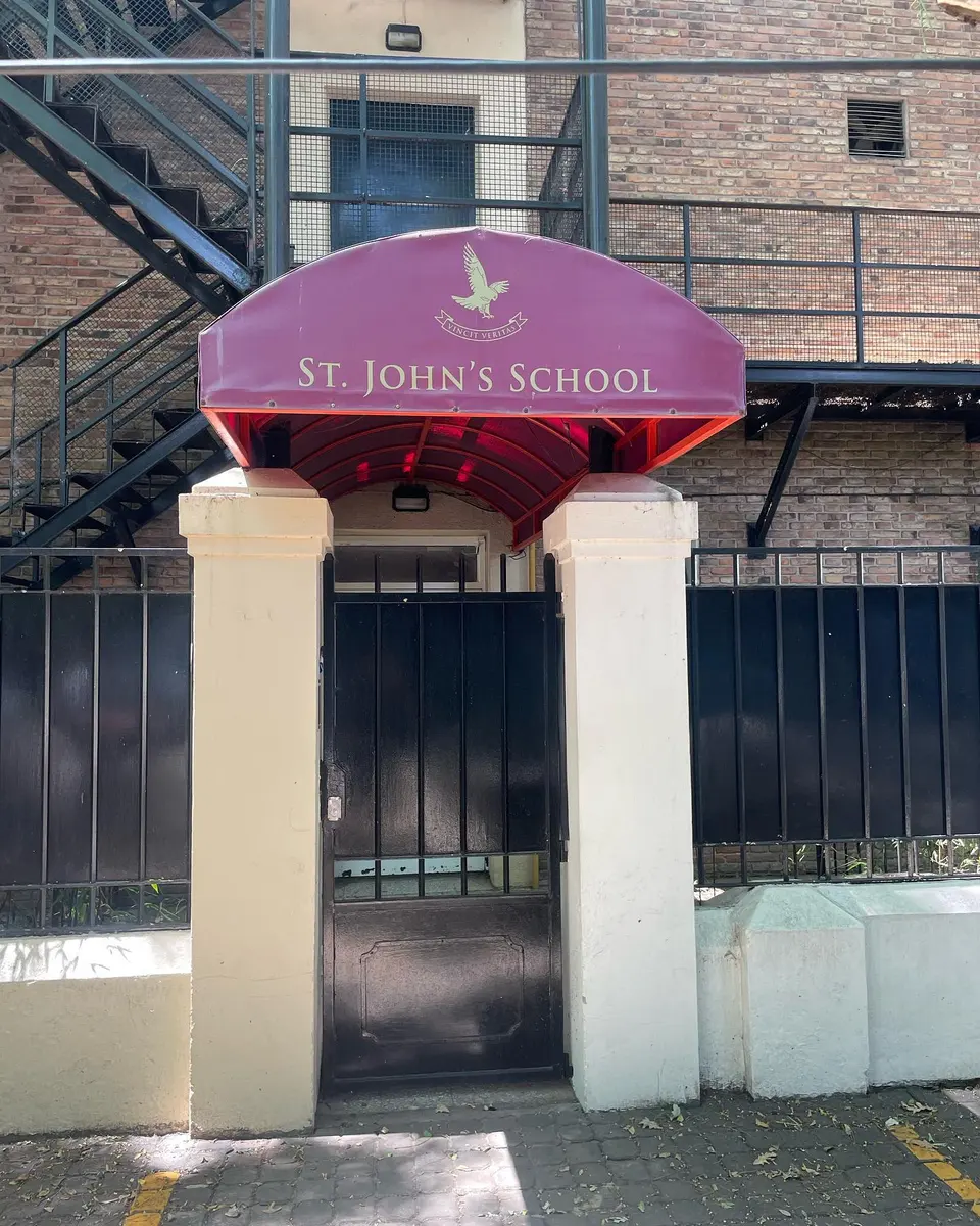 Baños de St. John's School con tabiques sanitarios de placa oscura (foto 6 de 10)