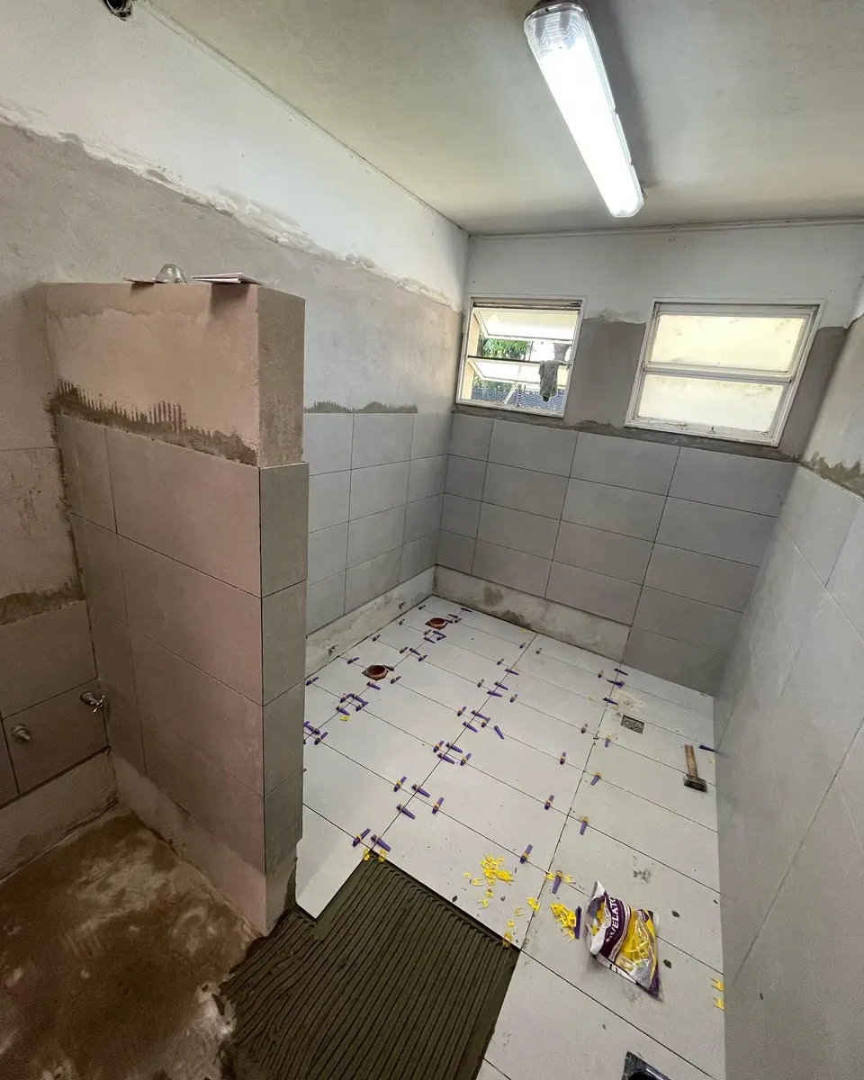 Baños de St. John's School con tabiques sanitarios de placa oscura (foto 8 de 10)