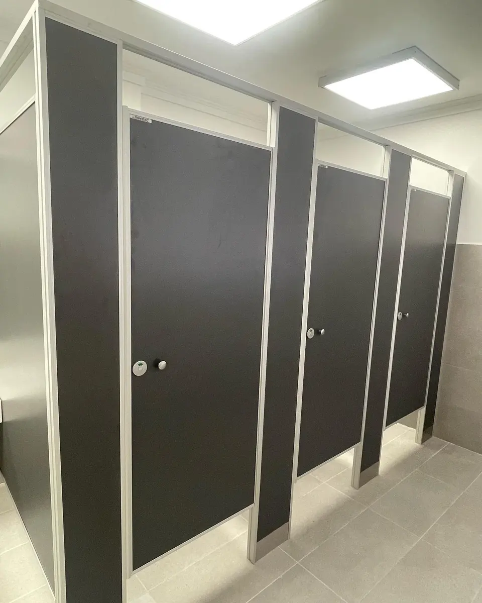 Baños de St. John's School con tabiques sanitarios de placa oscura (foto 9 de 10)