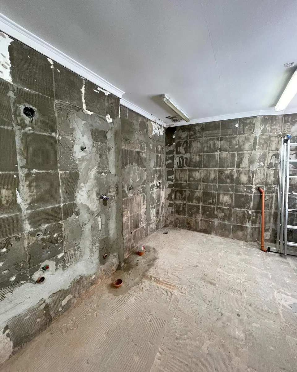 Baños de St. John's School con tabiques sanitarios de placa oscura (foto 10 de 10)