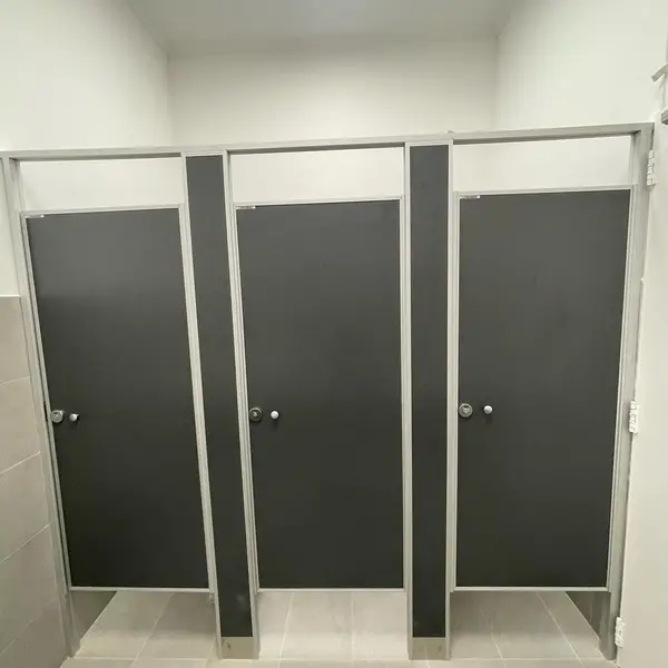 Baños de St. John's School con tabiques sanitarios de placa oscura