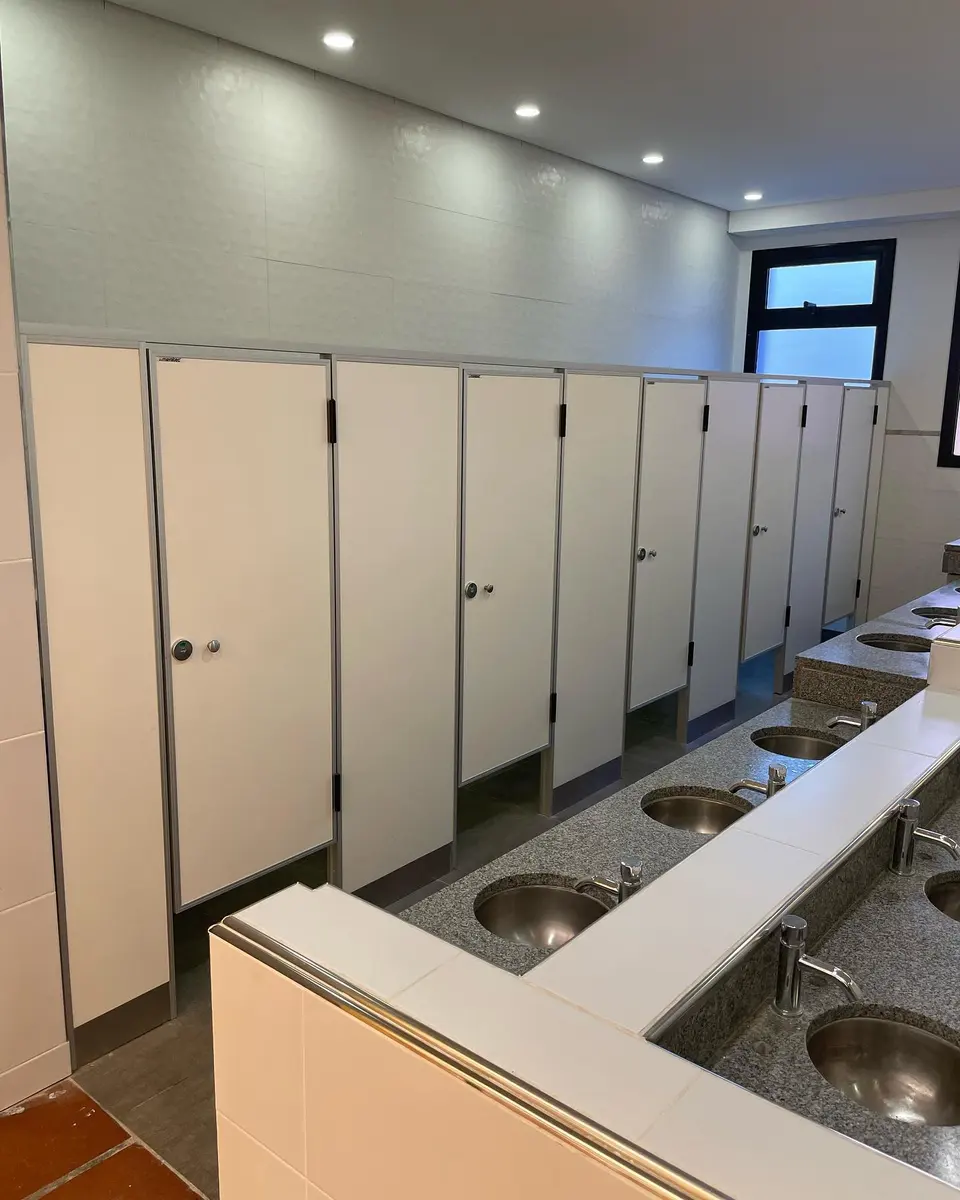 Baños de St. Matthew's College con tabiques sanitarios claros (foto 1 de 7)