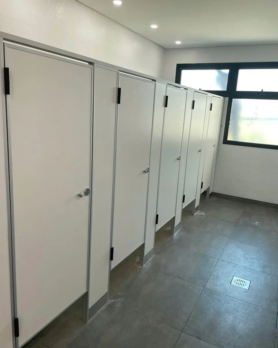 Baños de St. Matthew's College con tabiques sanitarios claros (foto 2 de 7)