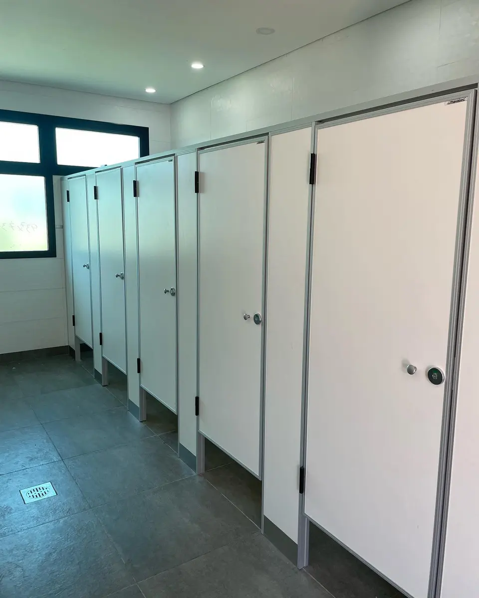Baños de St. Matthew's College con tabiques sanitarios claros (foto 3 de 7)