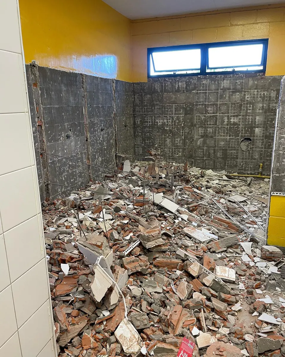 Baños de St. Matthew's College con tabiques sanitarios claros (foto 6 de 7)