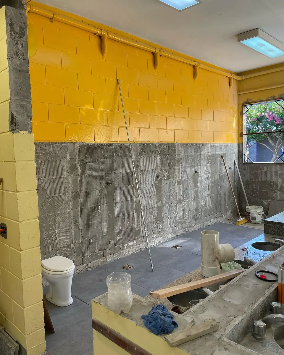 Baños de St. Matthew's College con tabiques sanitarios claros (foto 7 de 7)
