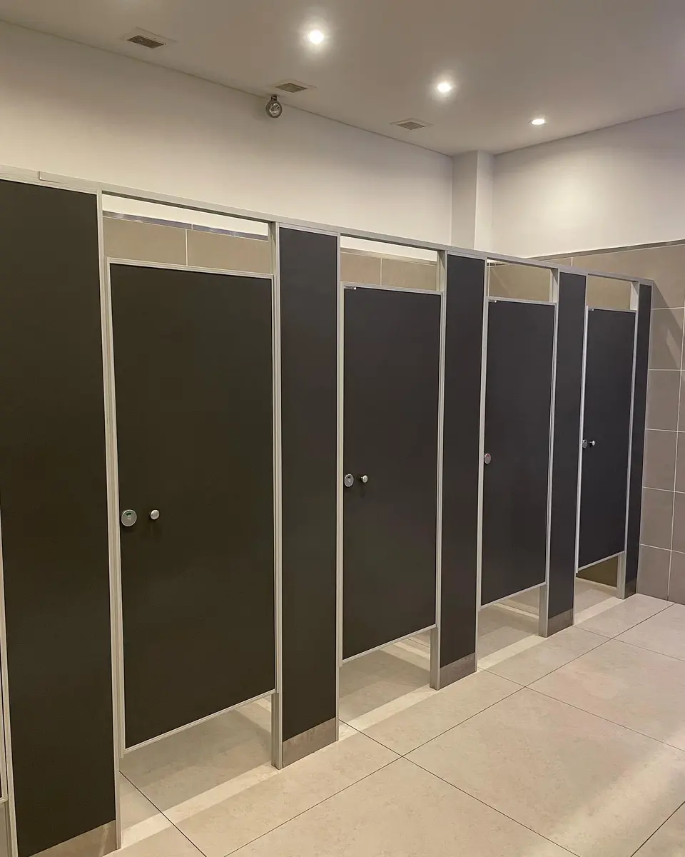 Baños de Trilenium Casino con tabiques sanitarios oscuros (foto 2 de 8)
