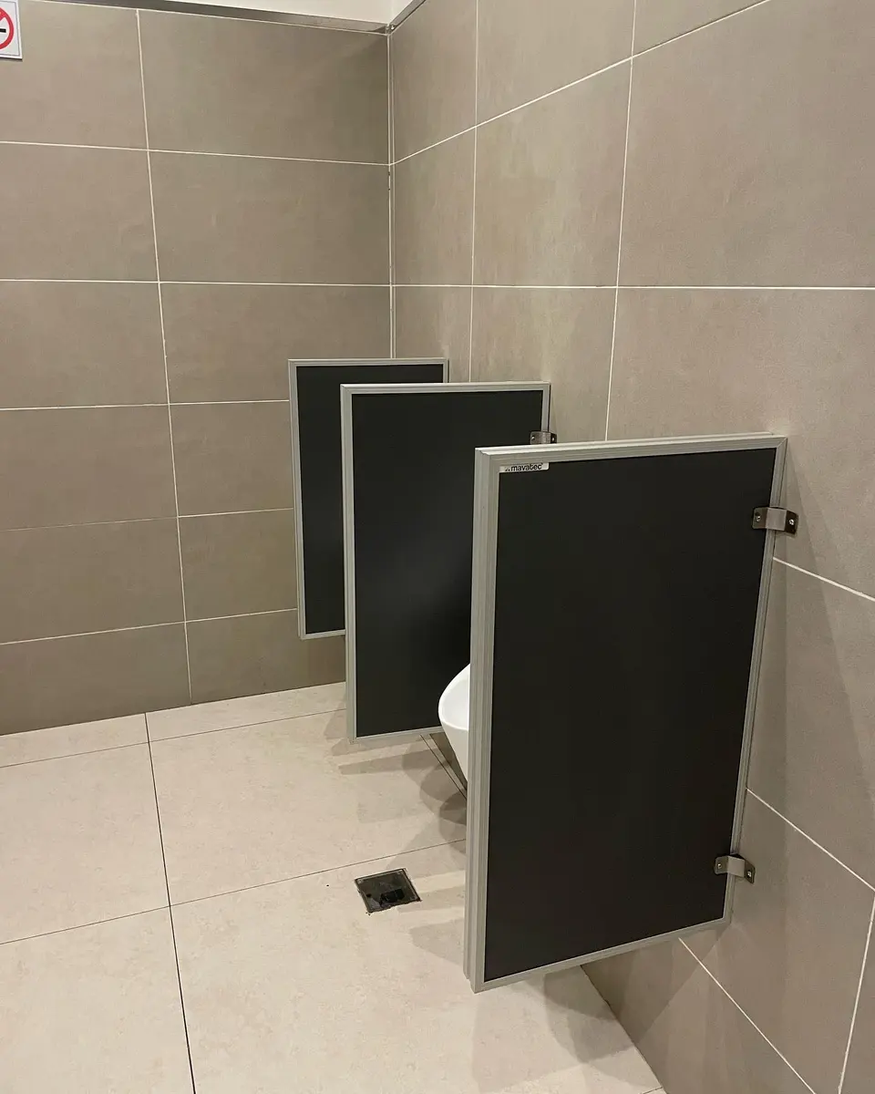 Baños de Trilenium Casino con tabiques sanitarios oscuros (foto 3 de 8)