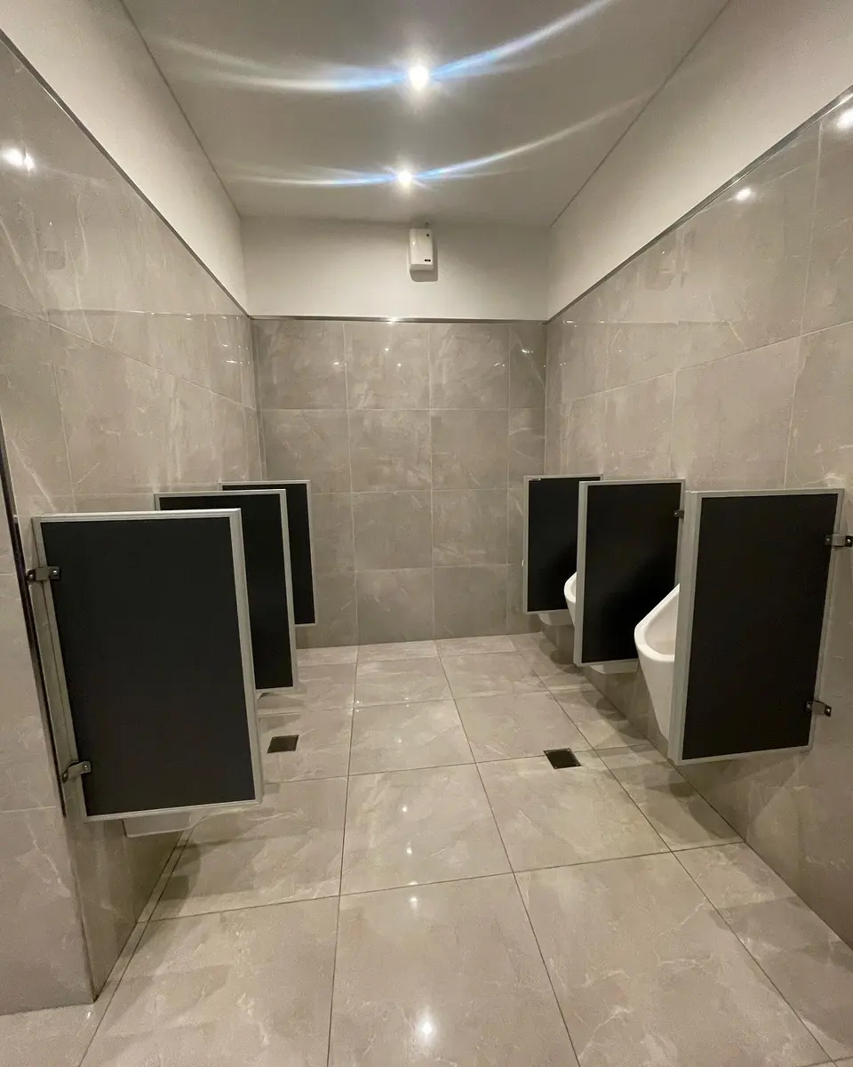 Baños de Trilenium Casino con tabiques sanitarios oscuros (foto 4 de 8)
