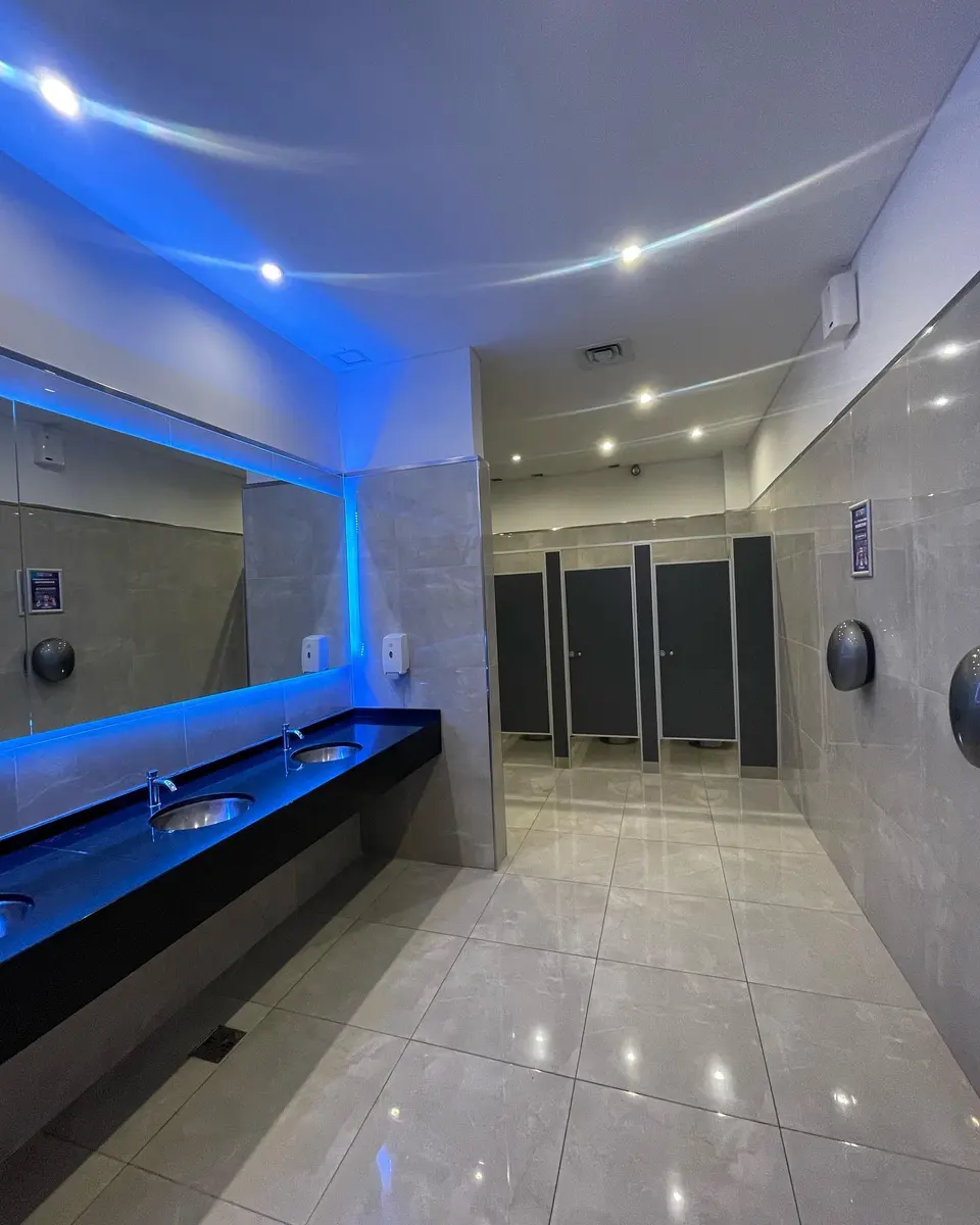 Baños de Trilenium Casino con tabiques sanitarios oscuros (foto 5 de 8)
