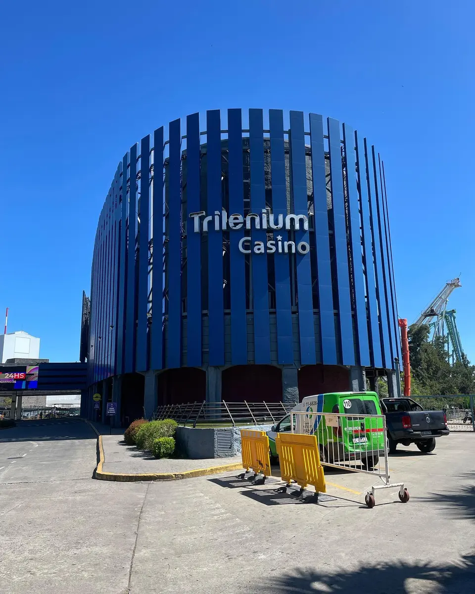 Baños de Trilenium Casino con tabiques sanitarios oscuros (foto 6 de 8)