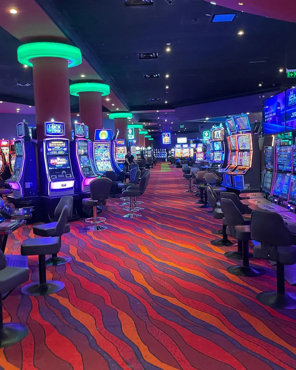 Baños de Trilenium Casino con tabiques sanitarios oscuros (foto 8 de 8)