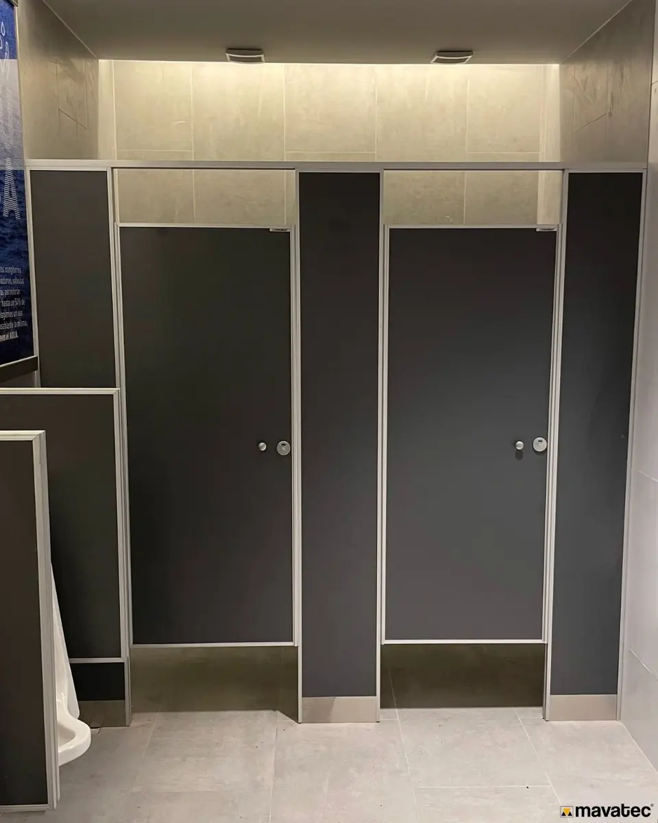 Baños de la estación YPF Bella Vista con tabiques sanitarios (foto 1 de 6)