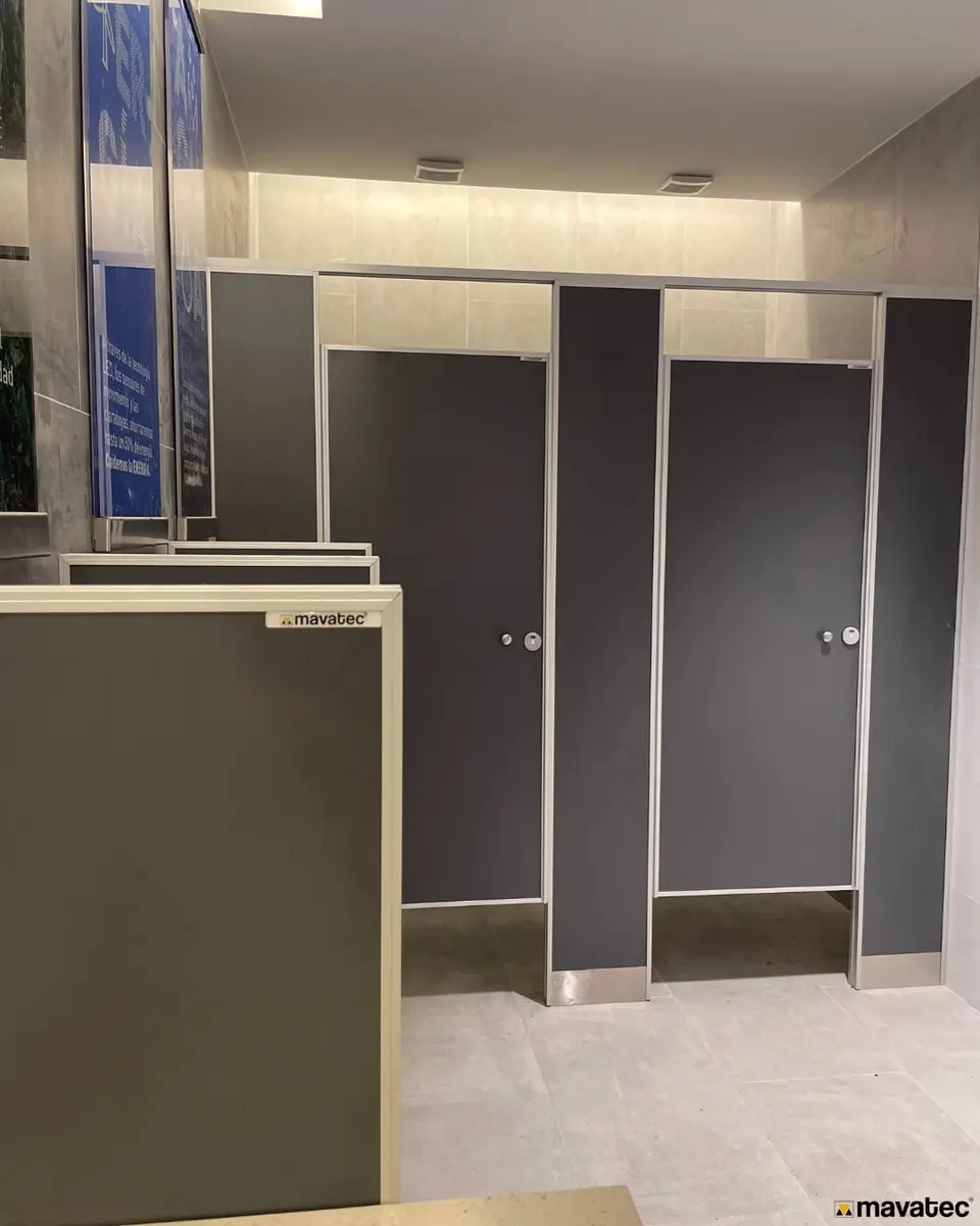 Baños de la estación YPF Bella Vista con tabiques sanitarios (foto 2 de 6)