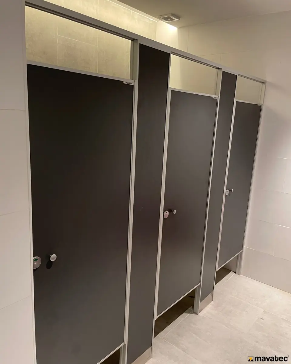 Baños de la estación YPF Bella Vista con tabiques sanitarios (foto 3 de 6)