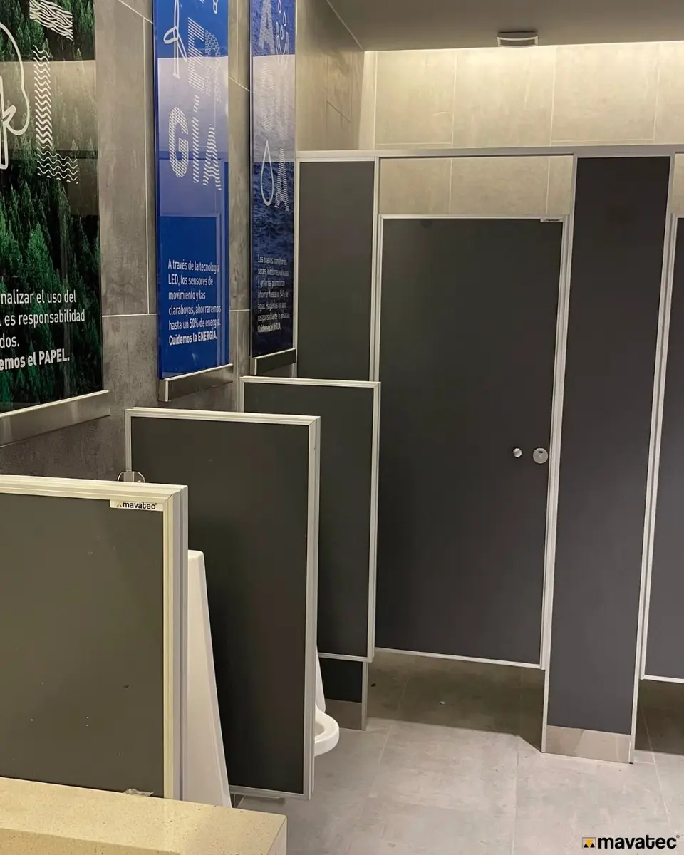 Baños de la estación YPF Bella Vista con tabiques sanitarios (foto 4 de 6)