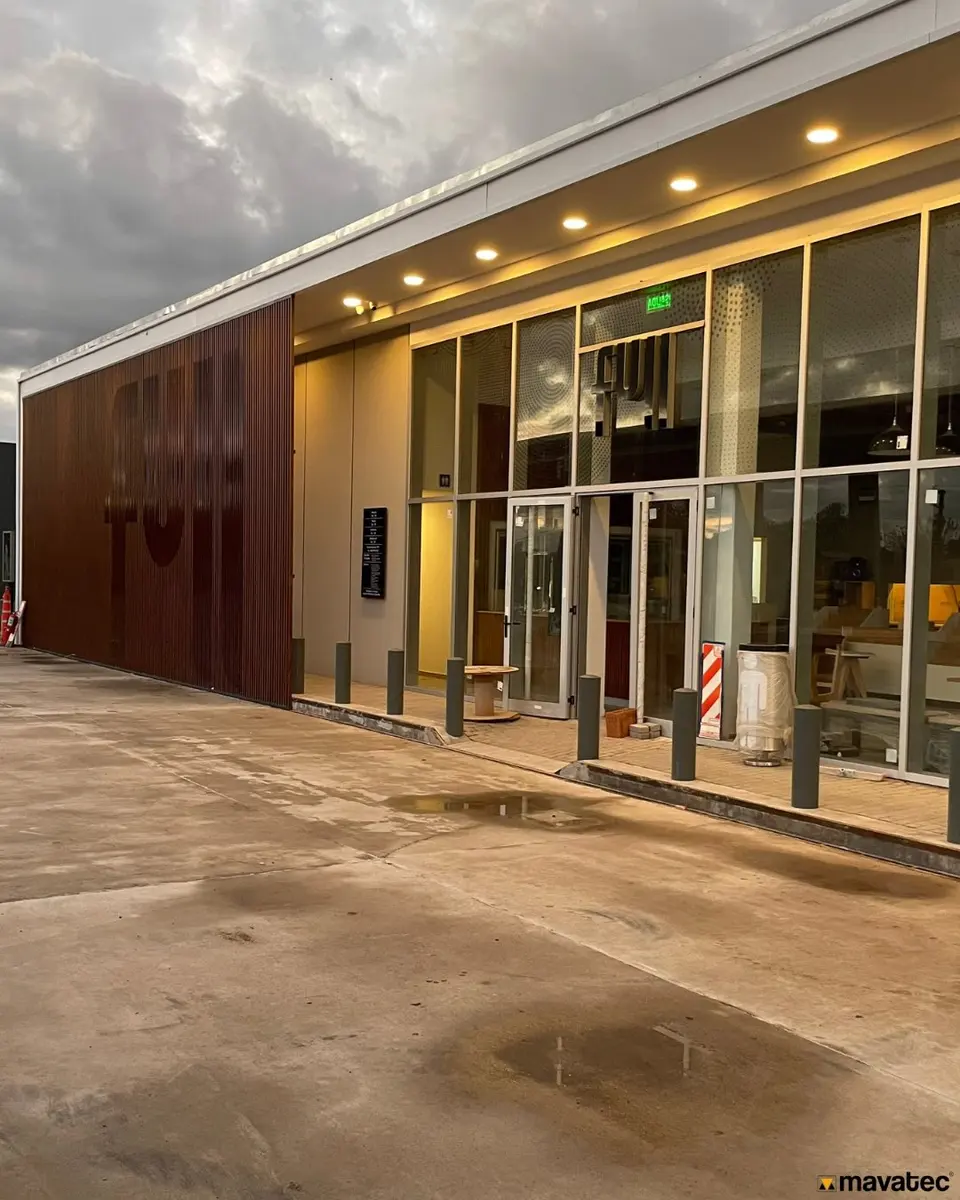 Baños de la estación YPF Bella Vista con tabiques sanitarios (foto 6 de 6)
