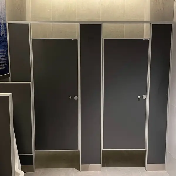 Baños de la estación YPF Bella Vista con tabiques sanitarios