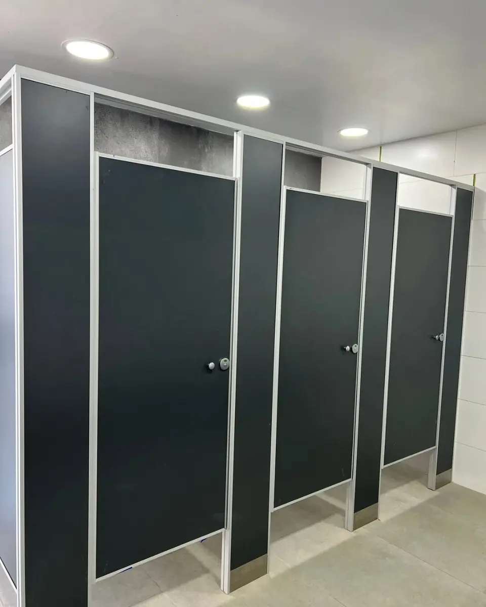 Baños de la estación YPF Brandsen con tabiques sanitarios oscuros (foto 2 de 6)