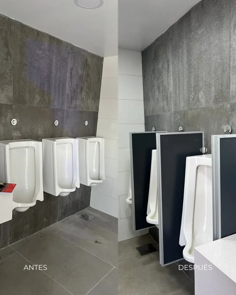 Baños de la estación YPF Brandsen con tabiques sanitarios oscuros (foto 3 de 6)