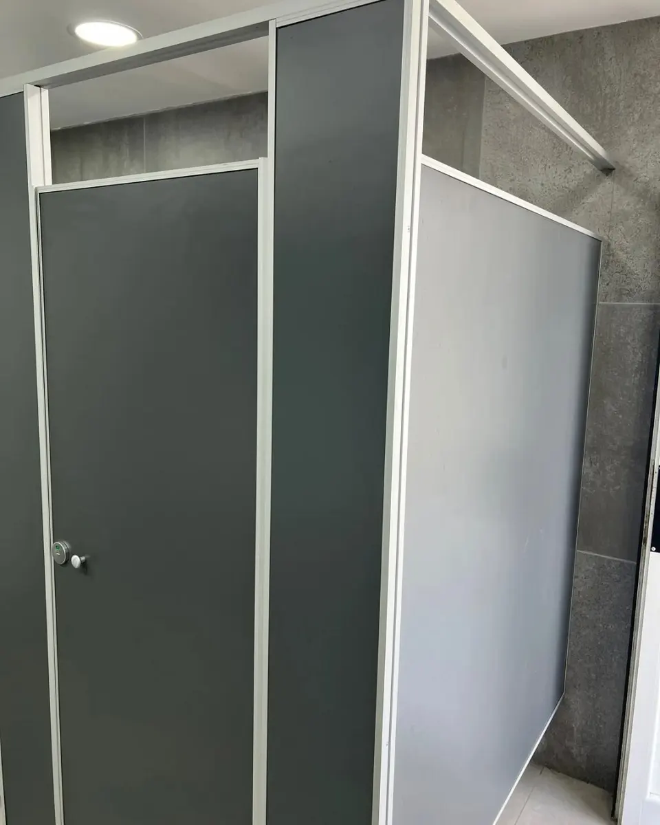 Baños de la estación YPF Brandsen con tabiques sanitarios oscuros (foto 4 de 6)