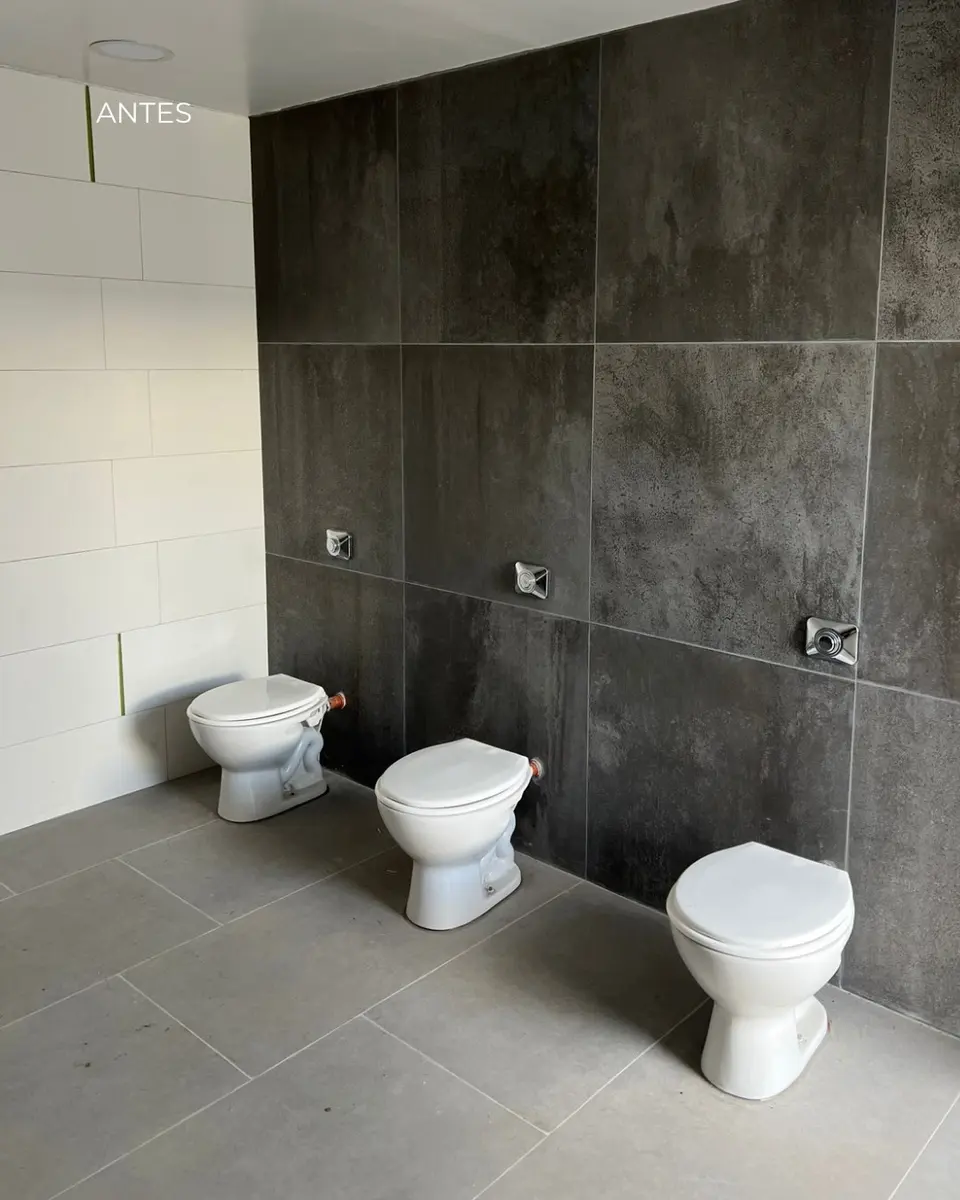 Baños de la estación YPF Brandsen con tabiques sanitarios oscuros (foto 5 de 6)