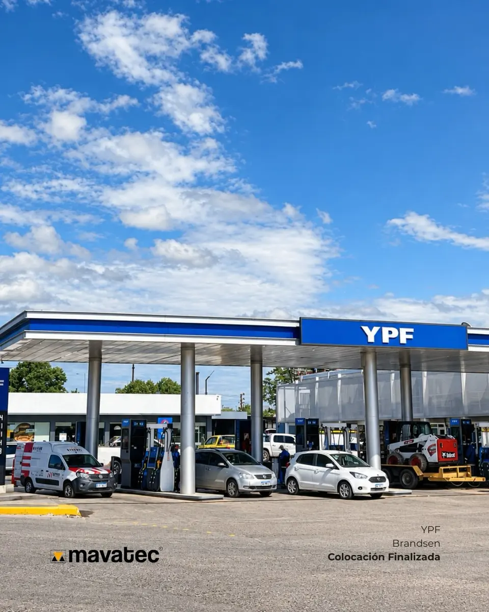 Baños de la estación YPF Brandsen con tabiques sanitarios oscuros (foto 6 de 6)