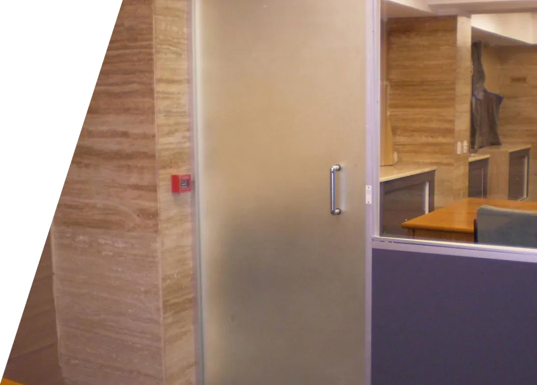 Tabique de oficina con puerta de vidrio esmerilado